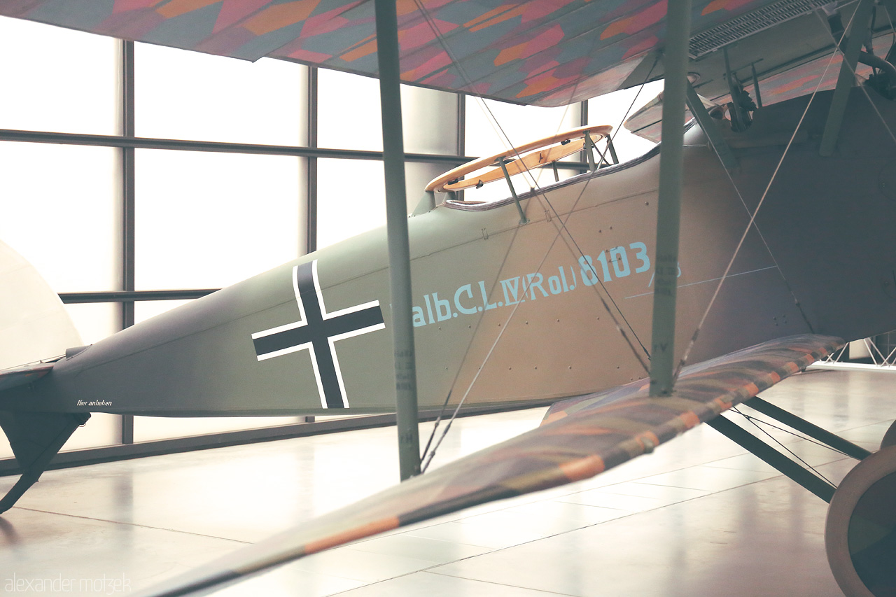 Luft Dreams Foto von A vintage aircraft displayed in a museum, showcasing Germany's aviation history. A piece of the past poised in timeless elegance.